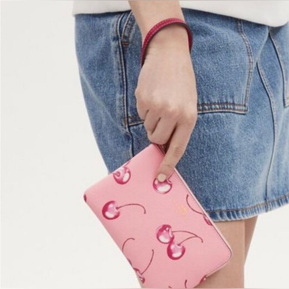 NEW! Coach Corner Zip Wristlet With Cherry Print Wristlet Clutch Wallet 🍒 - Picture 12 of 17